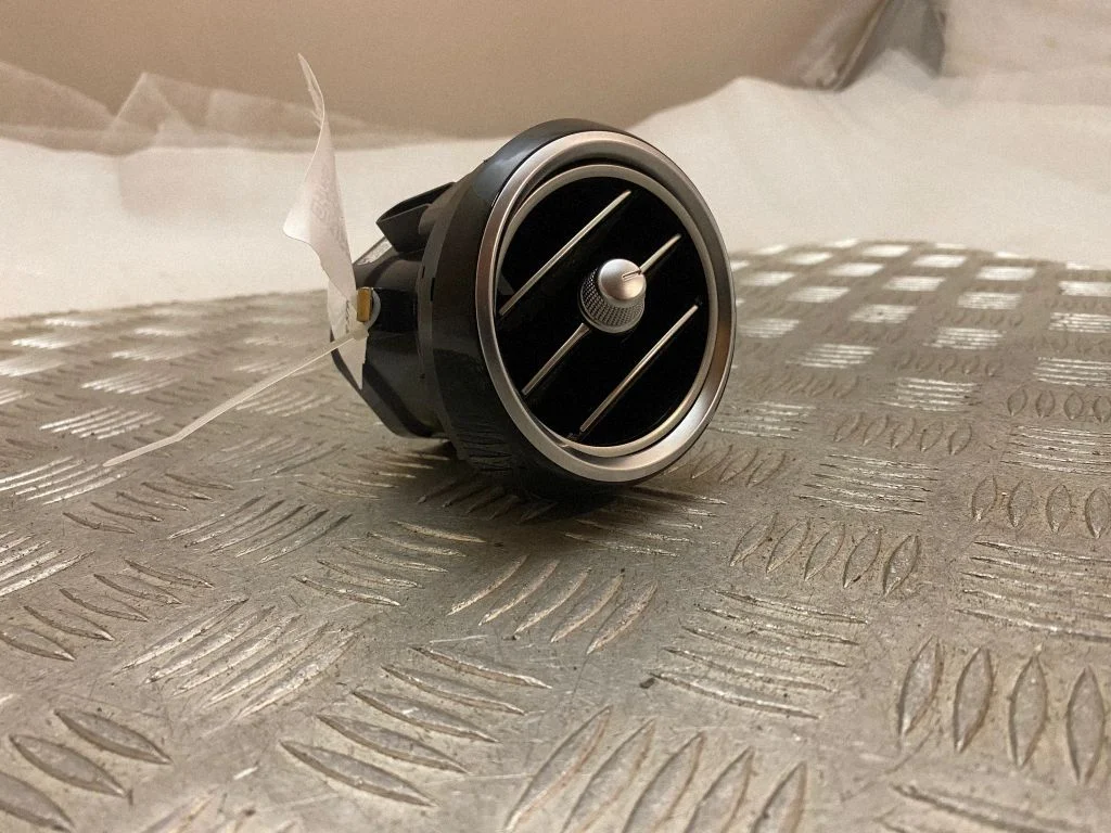 Armatuurlaua keskmine õhutusrest – Mercedes-Benz GLC-klass C253 (2016-)