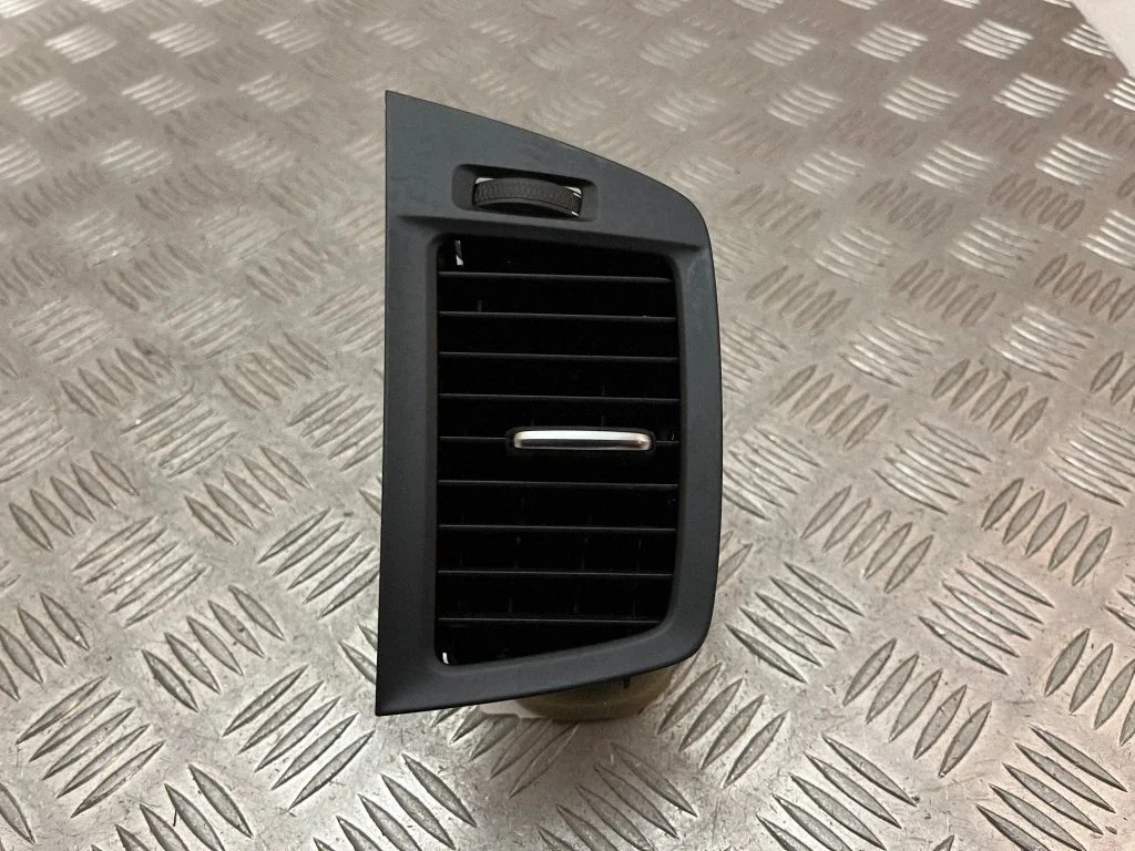 Armatuurlaua keskmine õhutusrest – Volvo XC90 (2014-)