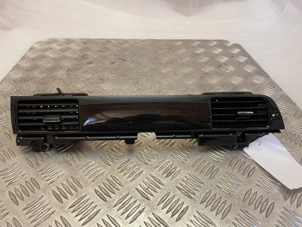 Armatuurlaua keskmine õhutusrest – Mitsubishi Outlander (2013-2021)