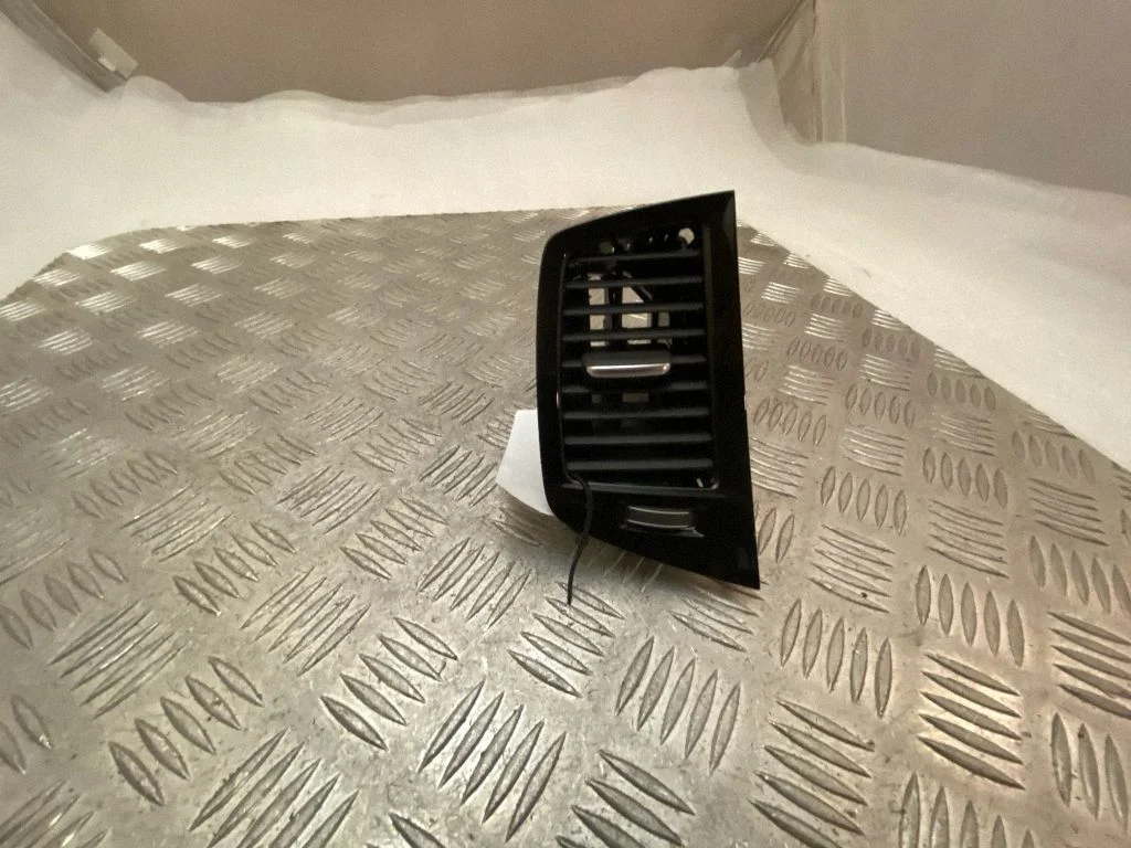 Armatuurlaua keskmine õhutusrest – Volvo XC90 (2014-)