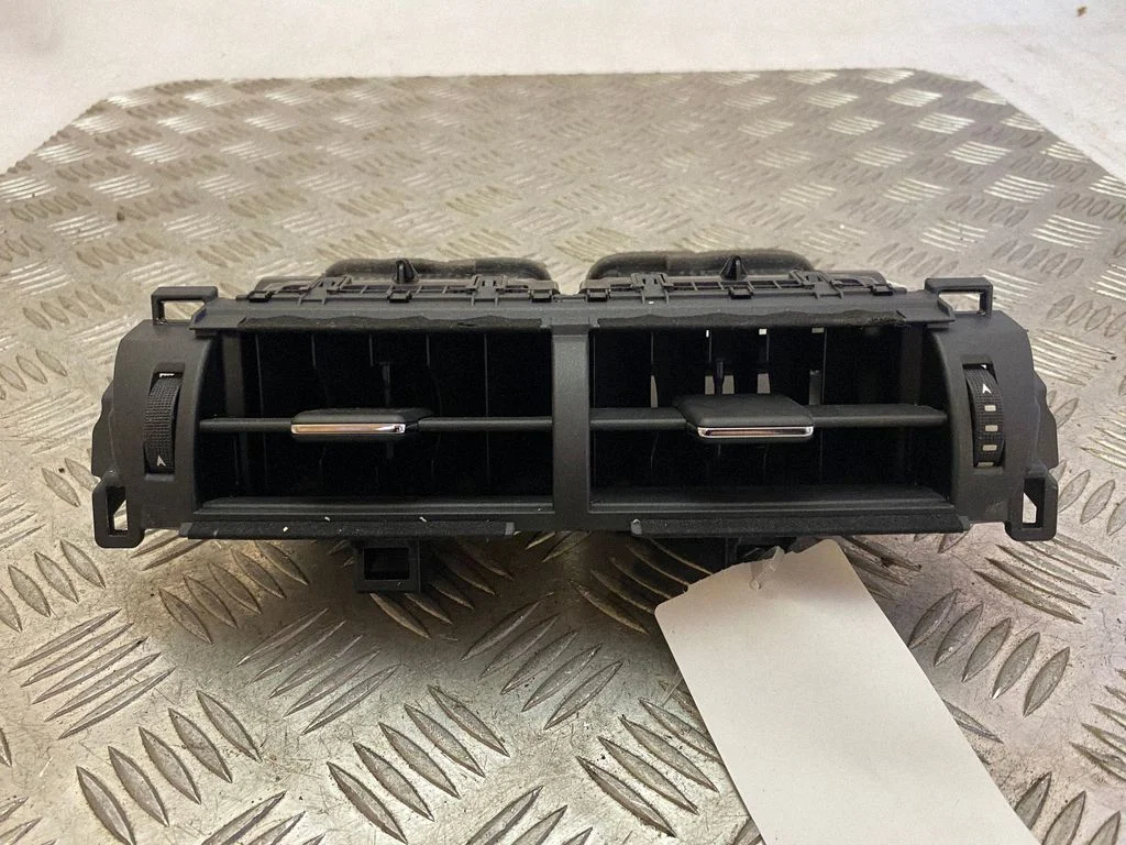 Armatuurlaua keskmine õhutusrest – Lexus NX (2014-2021)