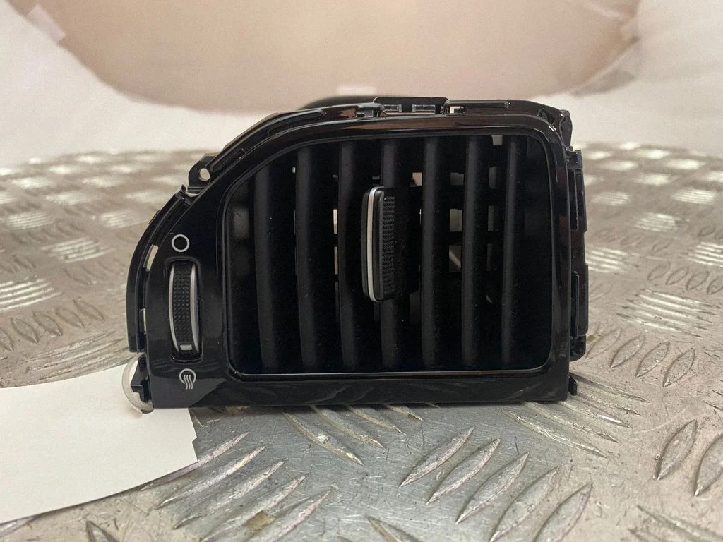 Dash center air vent grill 67410F1AA0