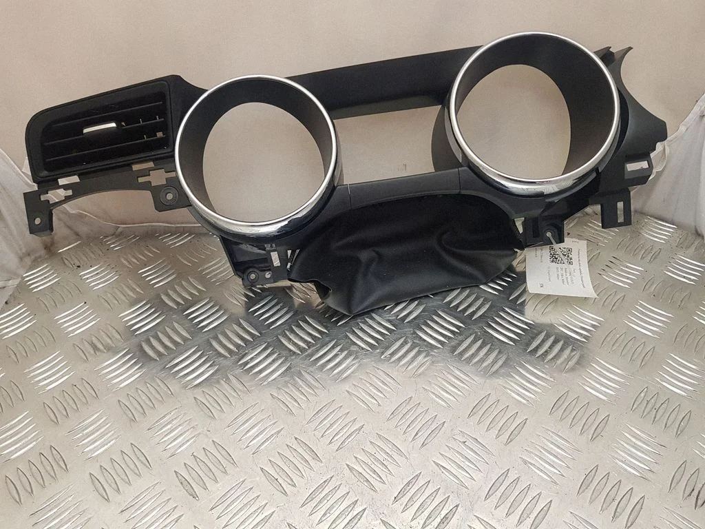 Dashboard trim FR3B63044D70B