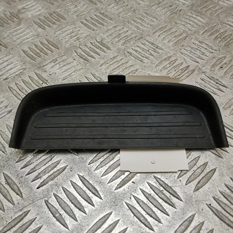 Paneļa nodalījuma/plauktiņa paliktnis FR3B63045M97A