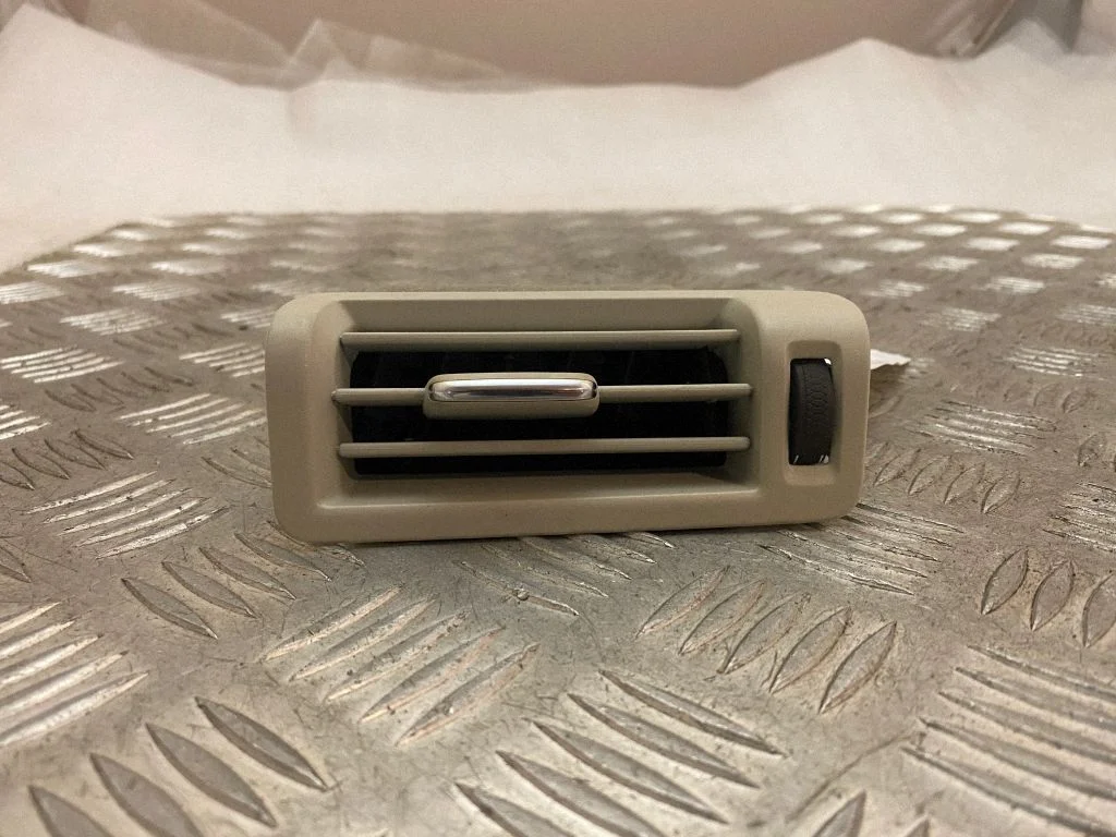 Dashboard side air vent grill/cover trim 31497124