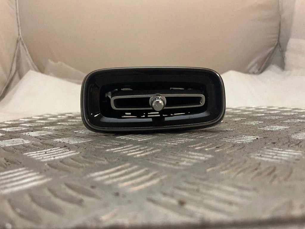 Dashboard side air vent grill/cover trim 31442625