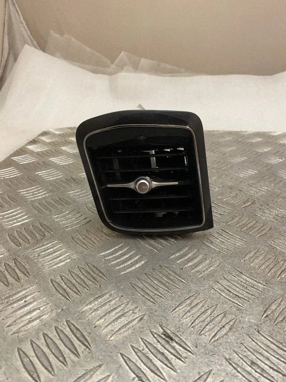 Dashboard side air vent grill/cover trim 31417692