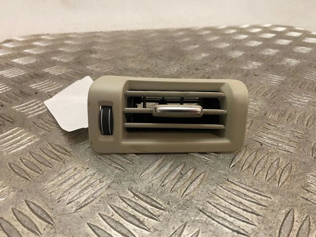 Dashboard side air vent grill/cover trim 31497129