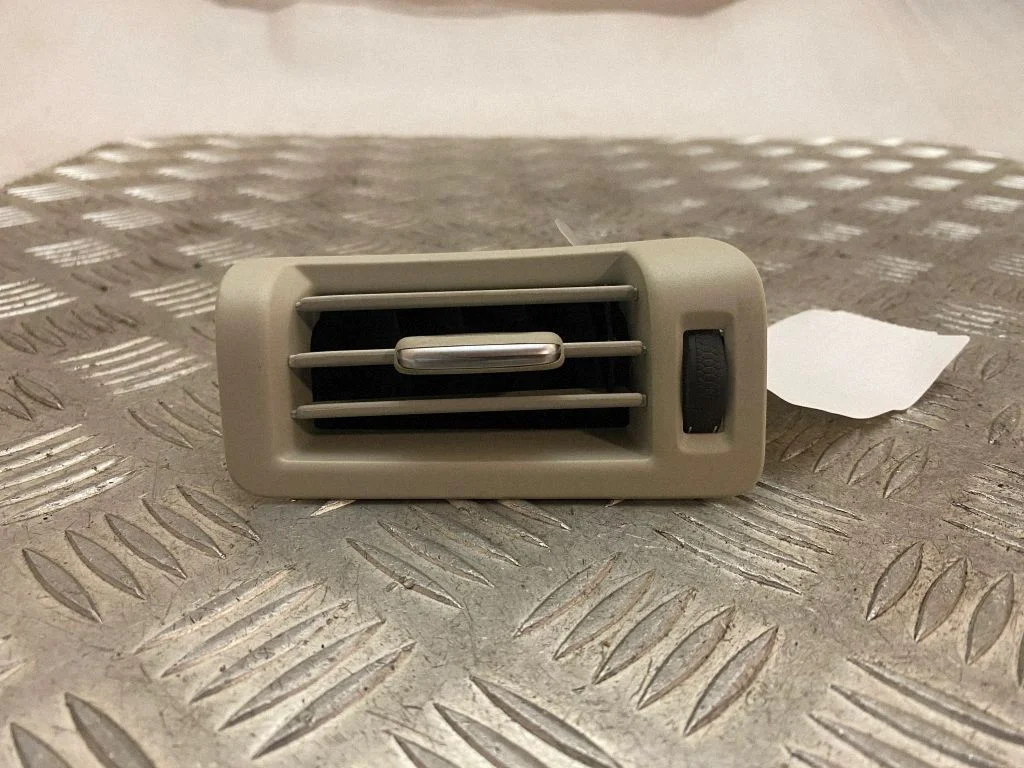 Dashboard side air vent grill/cover trim 31497128