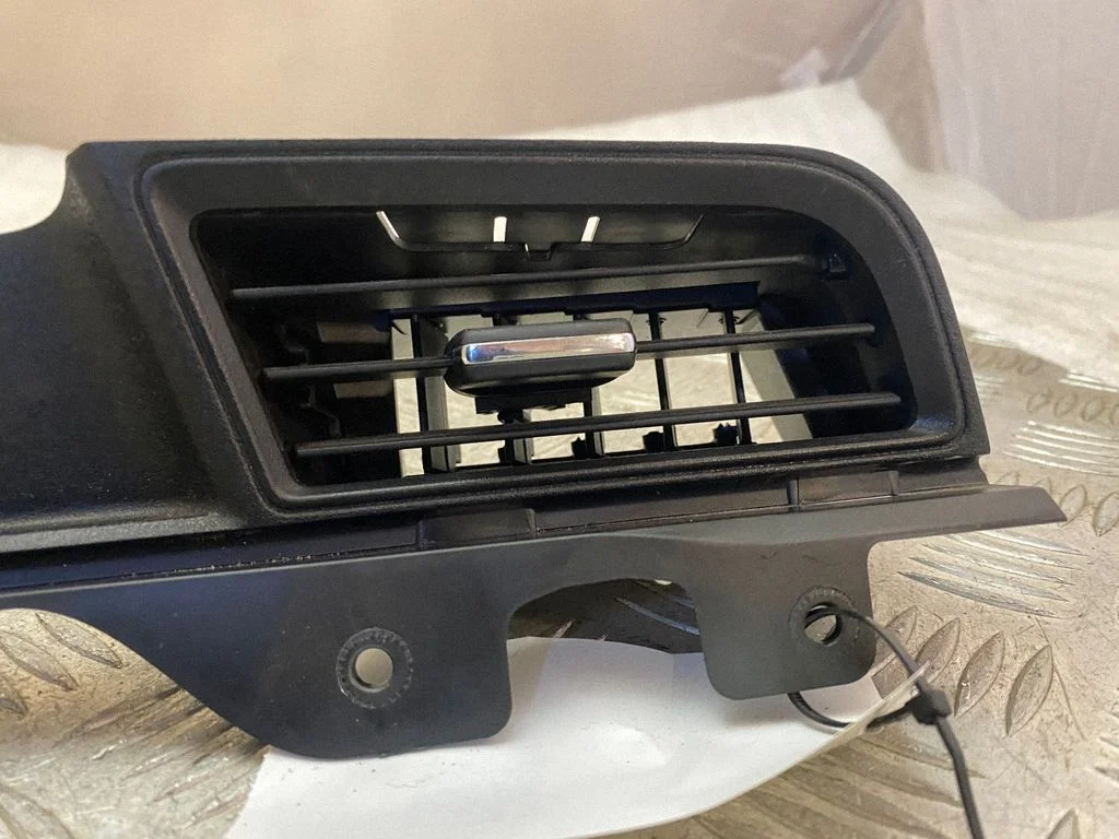 Dashboard side air vent grill/cover trim FR3B63044B88AG
