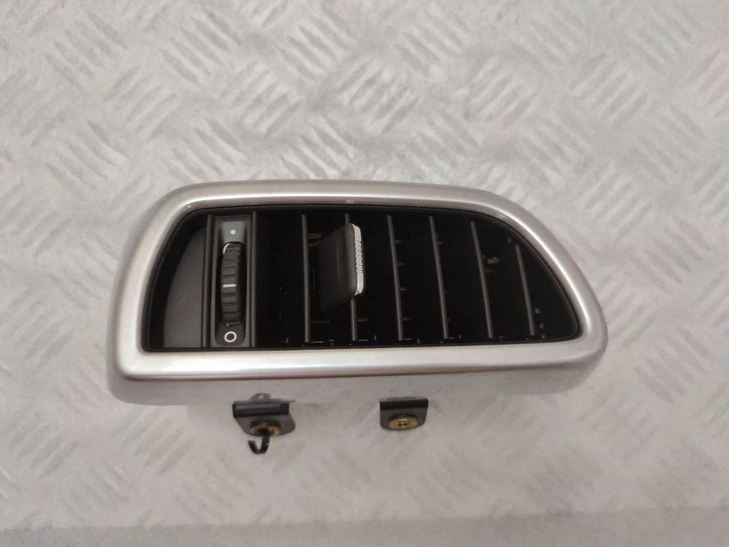 Dashboard side air vent grill/cover trim 7P5819704D