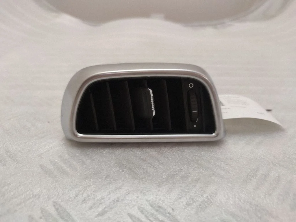 Dashboard side air vent grill/cover trim 7P5819204