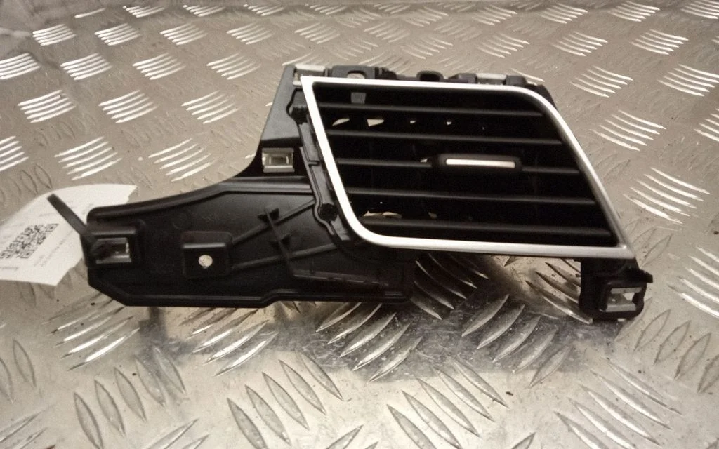 Dashboard side air vent grill/cover trim 4H2820902