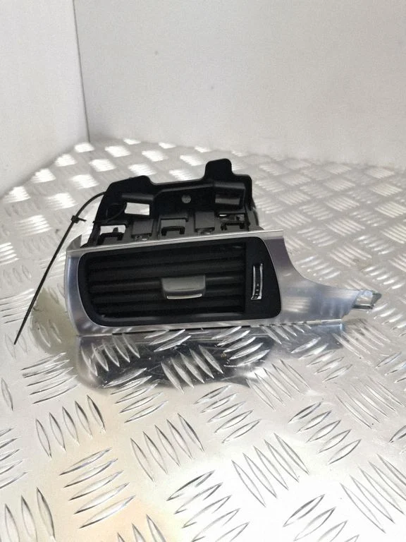 Dashboard side air vent grill/cover trim 4G1820901