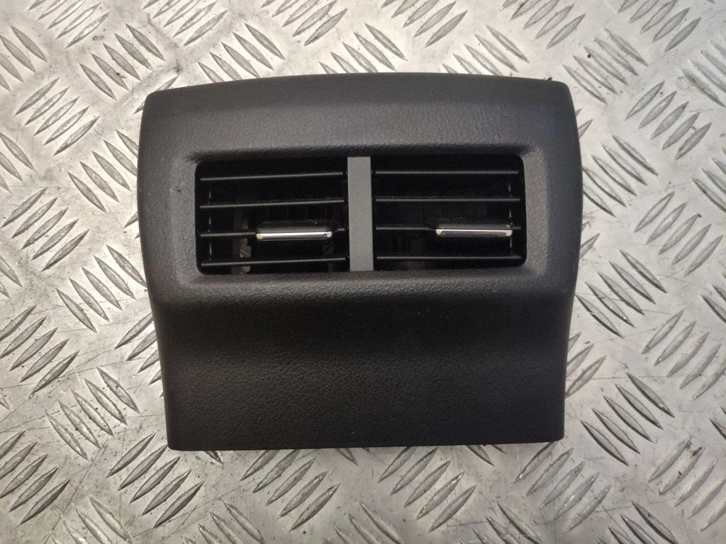 Rear air vent grill – Lexus IS III XE30 (2013-2020)