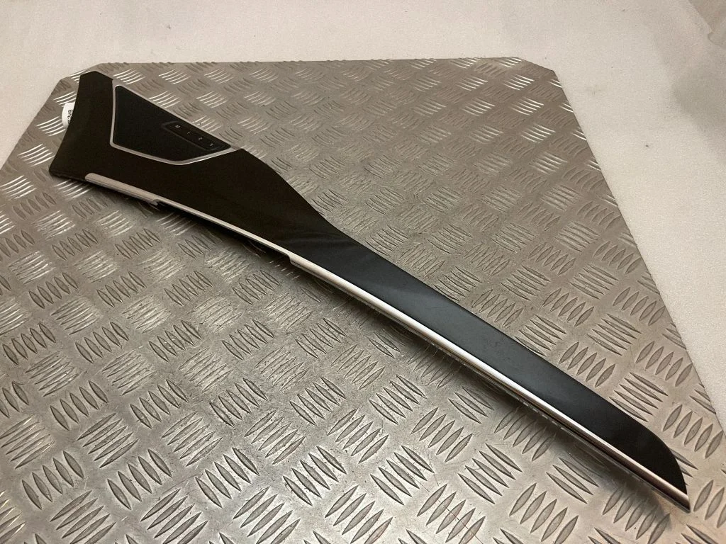 Front door trim bar 31407859