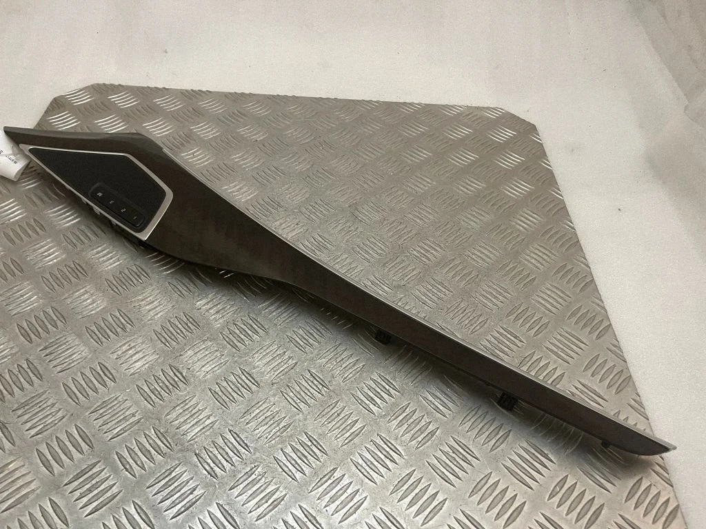Front door trim bar 31407844