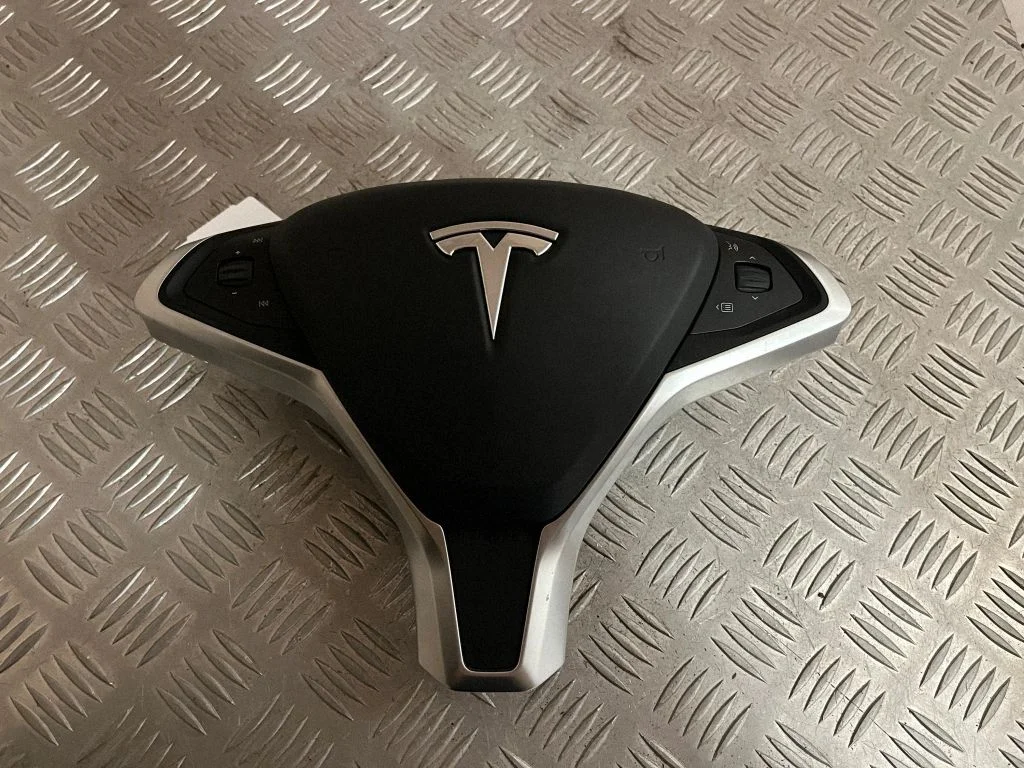Steering wheel airbag – Tesla Model S (2012-)
