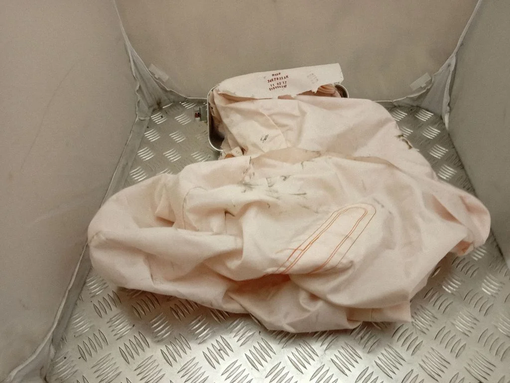 Passenger airbag FR3B63044A74AR