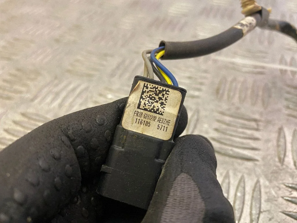 Priekšējās drošības jostas sprādze FR3B6361202AE