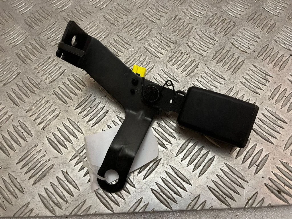 Rear seatbelt buckle 32205740