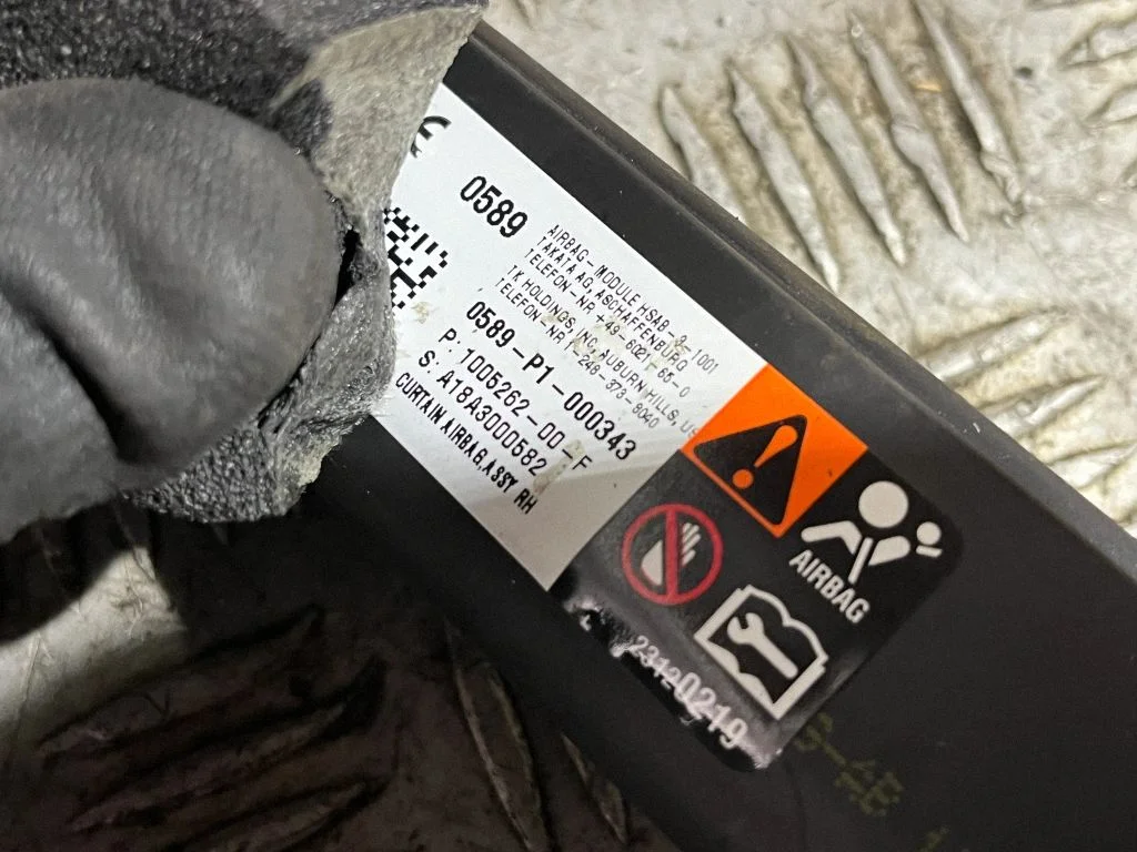 Roof airbag – Tesla Model S (2012-)