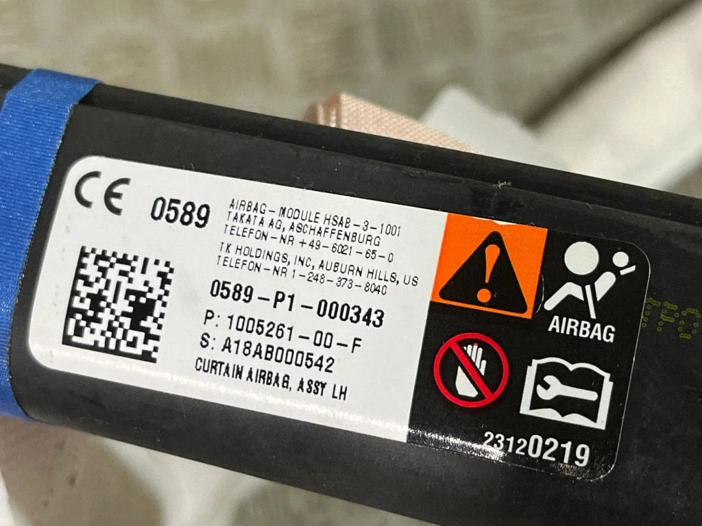 Roof airbag – Tesla Model S (2012-)