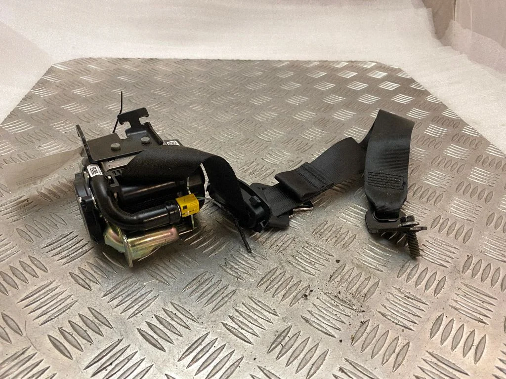 Rear seatbelt 0589P1000277
