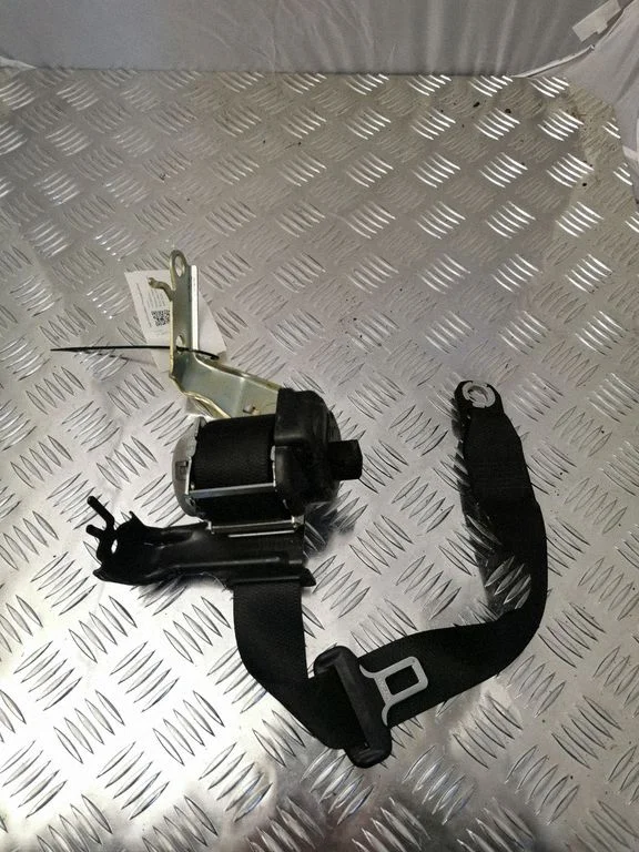 Rear seatbelt Q095901