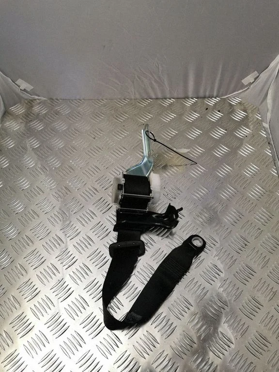 Rear seatbelt Q095901