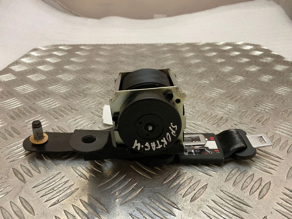 Rear seatbelt 89850F1000