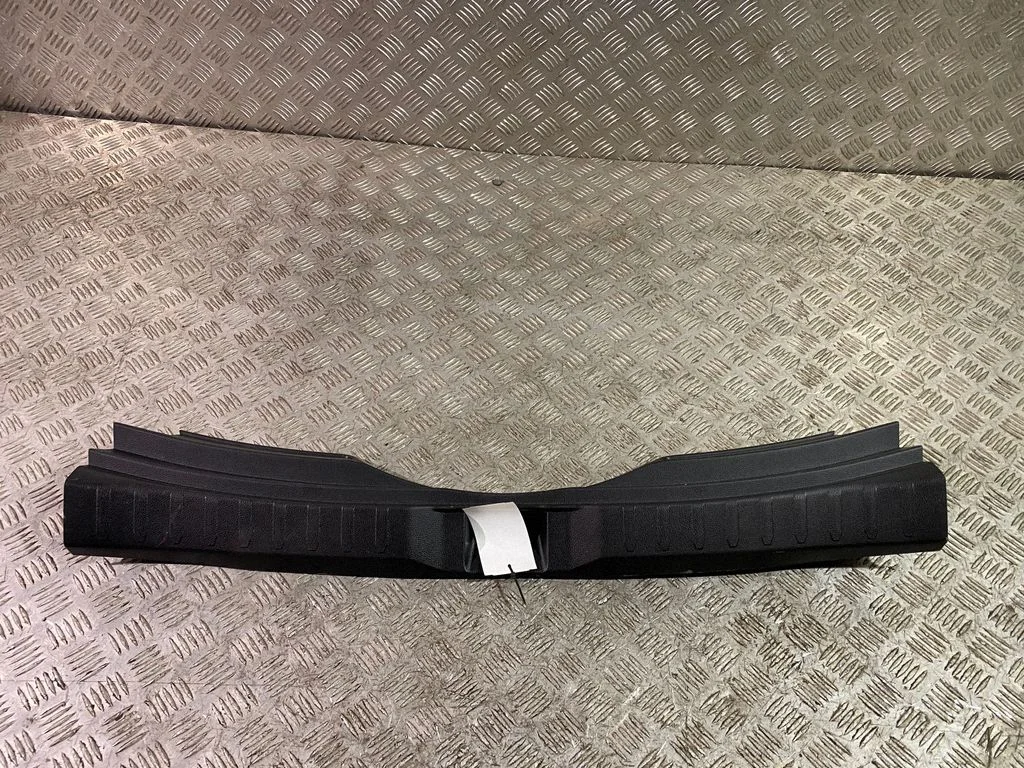 Pagasiruumi läve kaitseviimistlus – Toyota RAV 4 (XA50) (2018-)