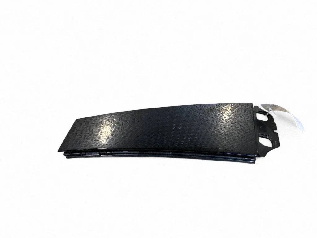 (B) pillar trim (top) 7483006
