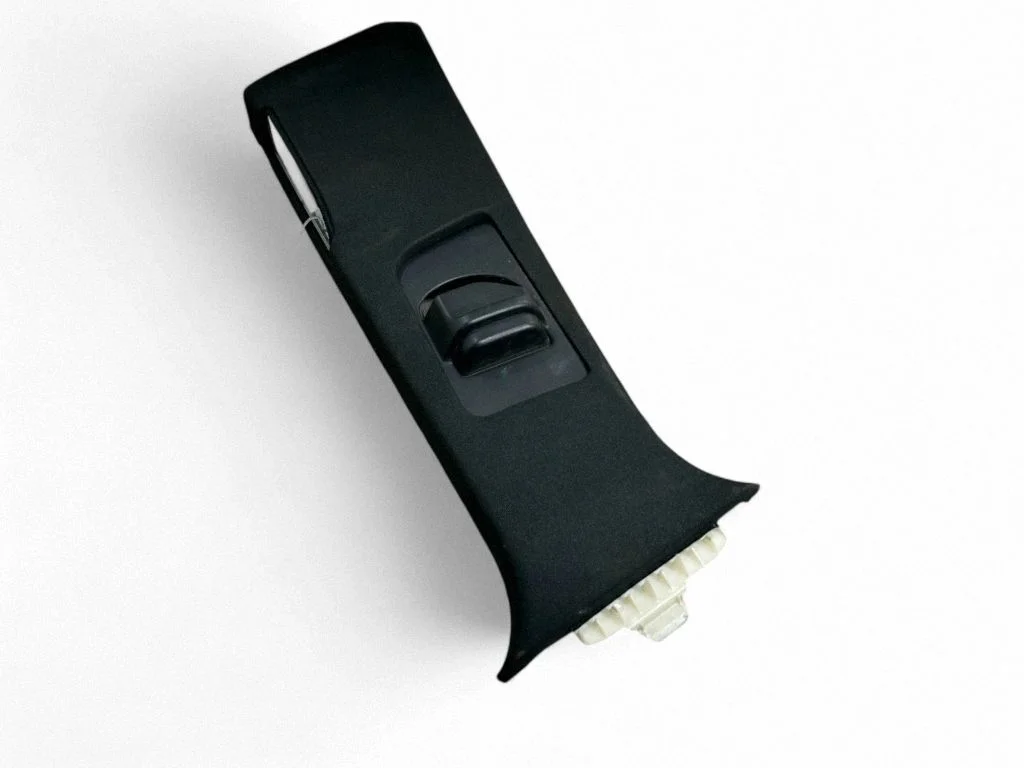 (B) pillar trim (top) A1668680200