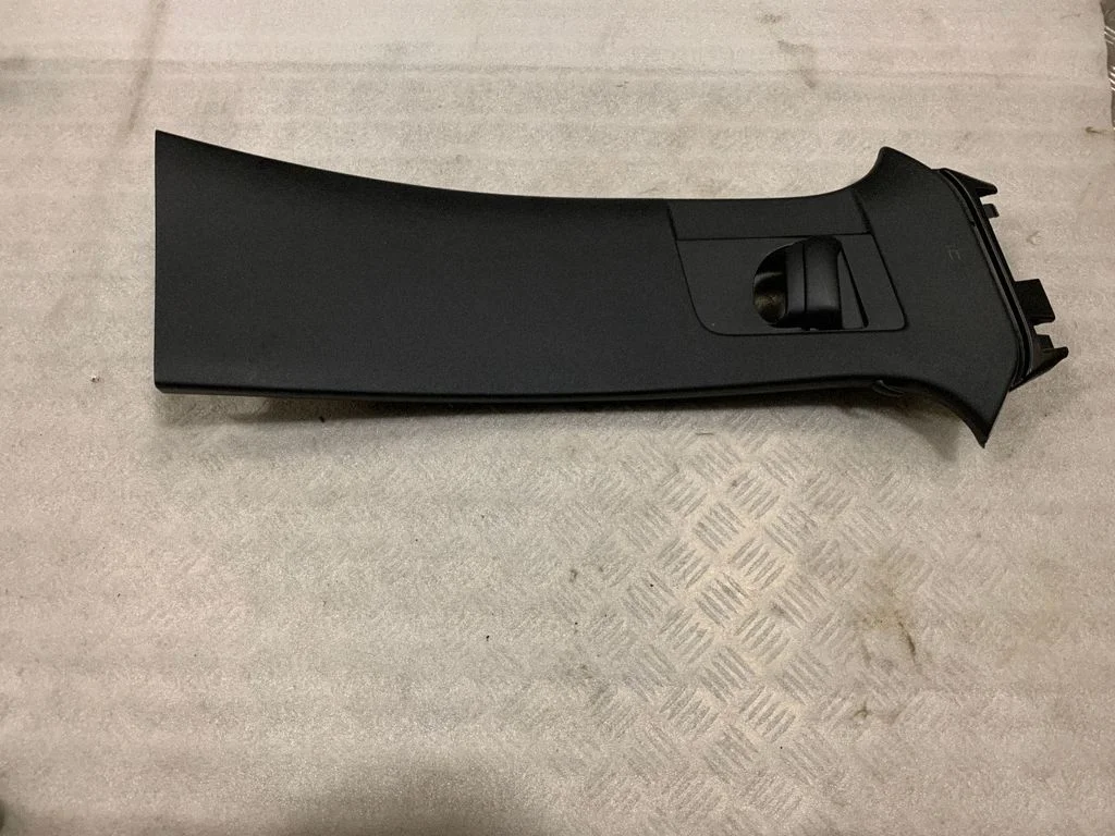(B) pillar trim (top) 31479715