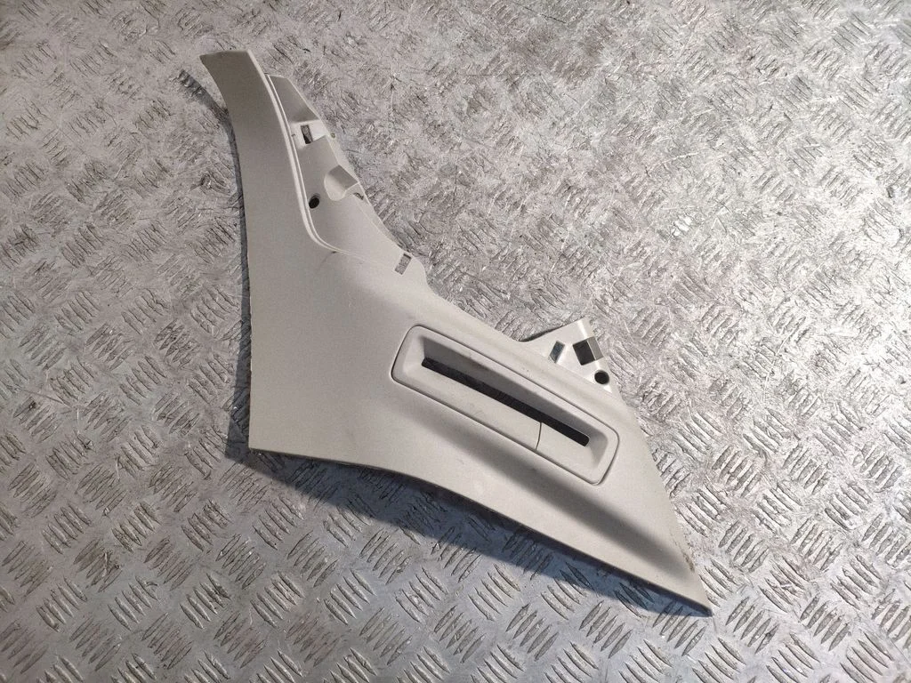 (D)pillar trim (top) 31389177