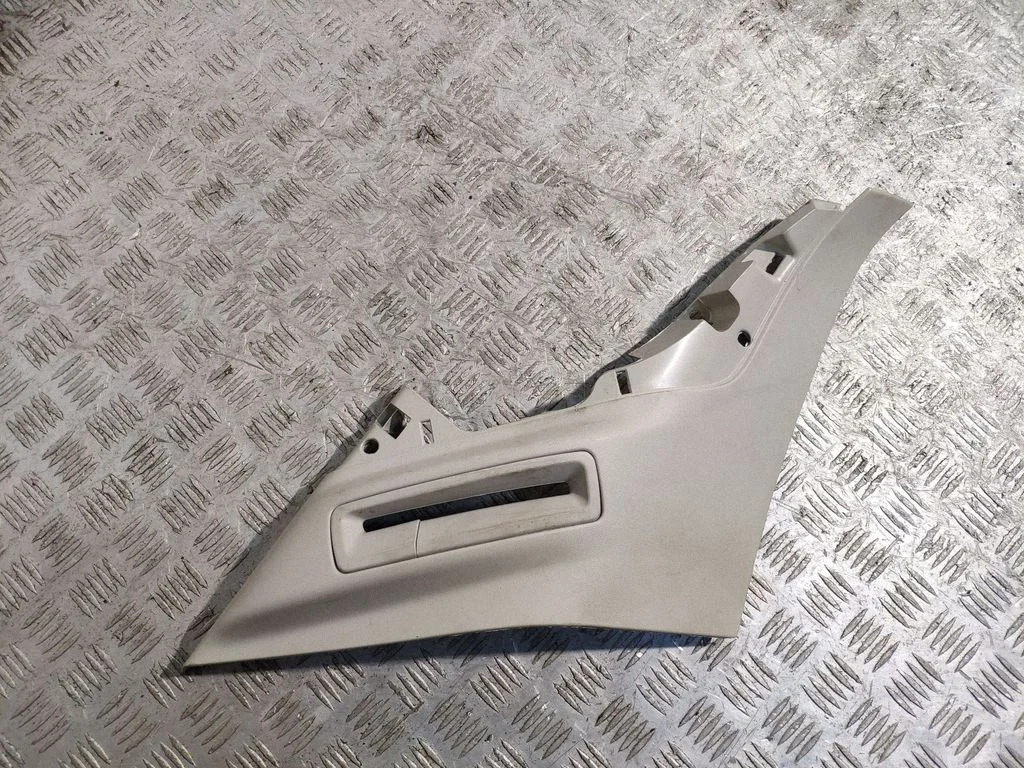 (D)pillar trim (top) 31389176