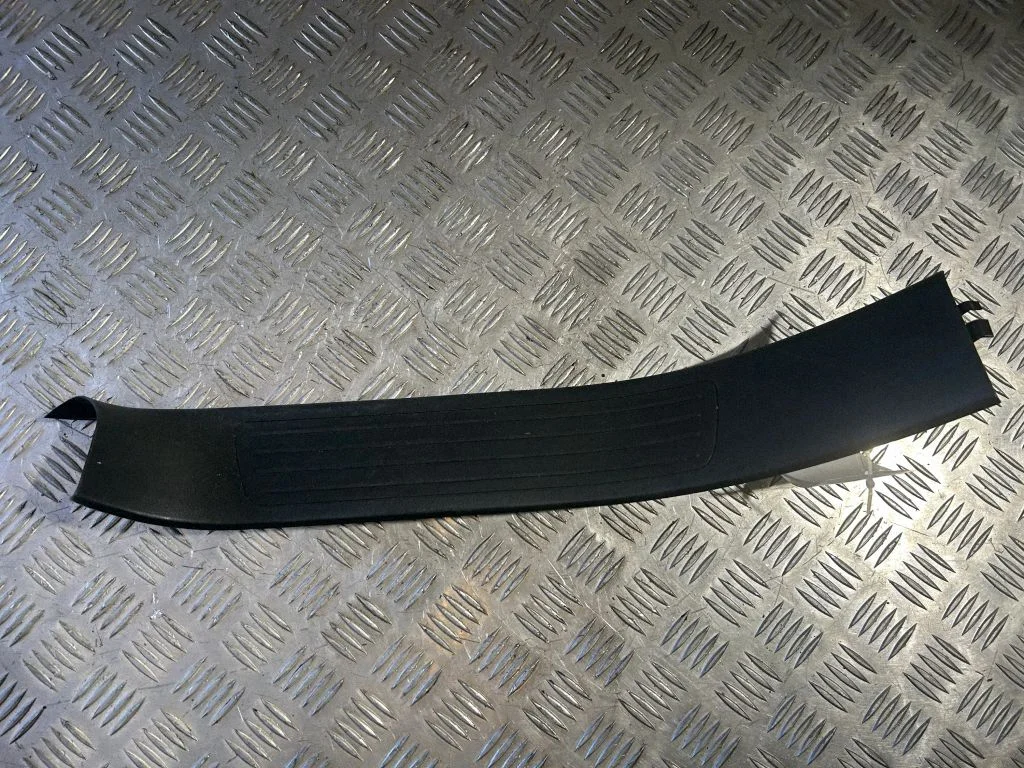 Aizmugurējā sliekšņa apdare (iekšējā) A1666800104