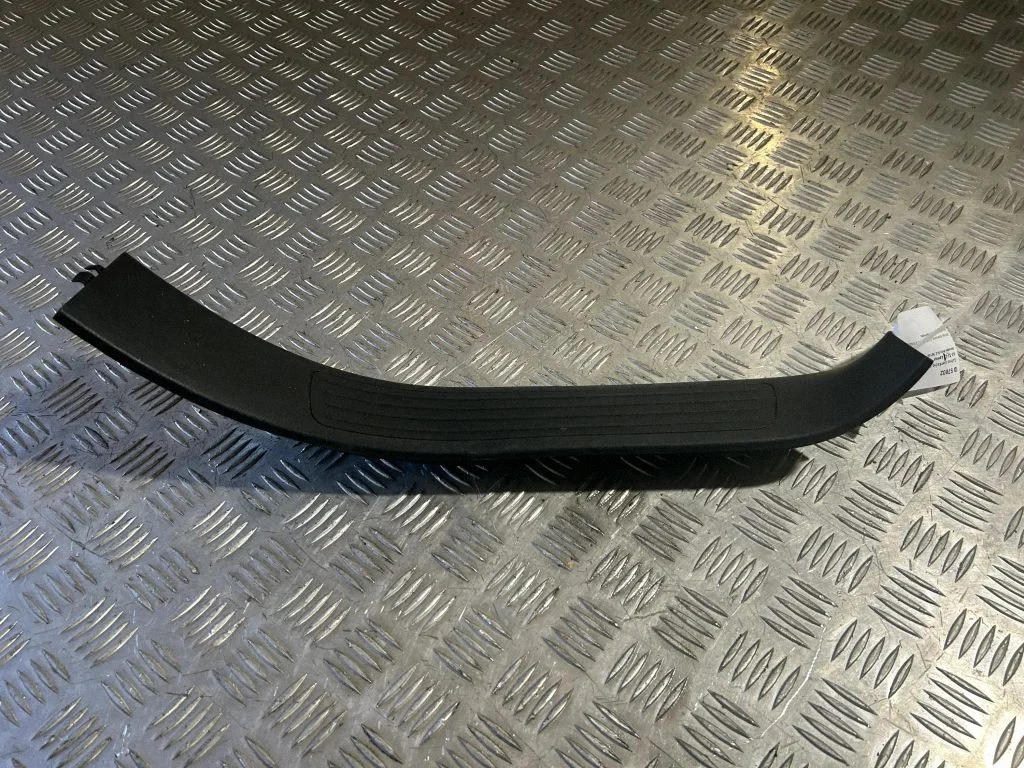 Aizmugurējā sliekšņa apdare (iekšējā) A1666800200