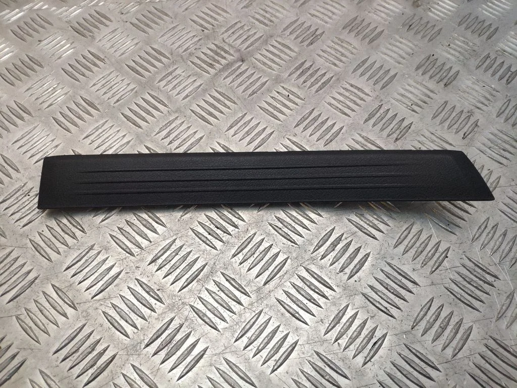 Rear sill trim cover – Lexus IS III XE30 (2013-2020)