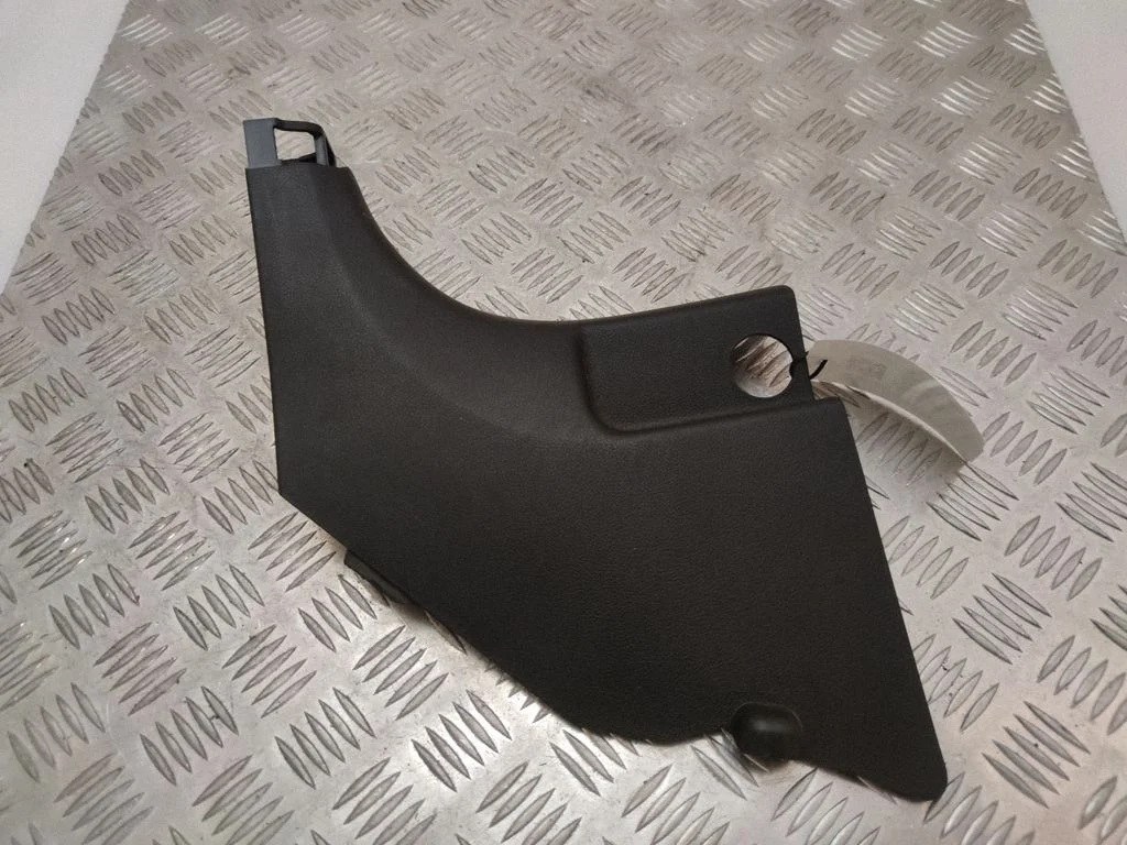 Foot area side trim 85825F1000