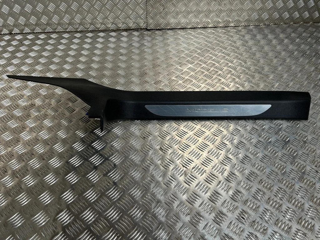 Front sill trim cover – Tesla Model S (2012-)