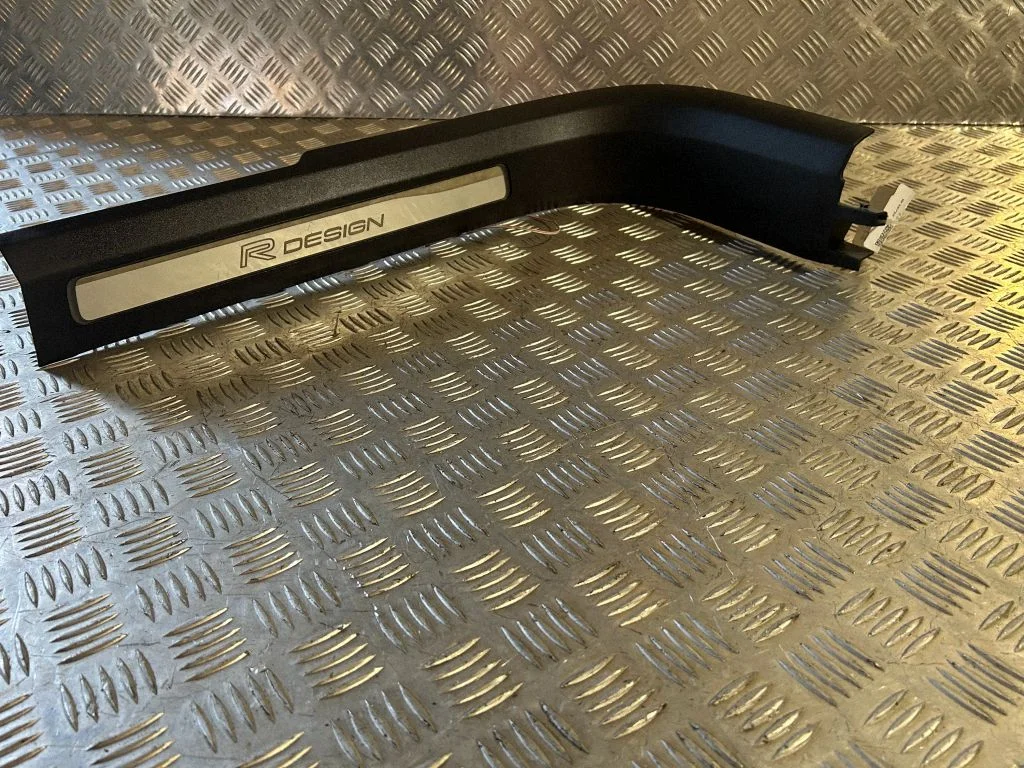 Priekšējā sliekšņa apdare (iekšējā) – Volvo XC90 (2014-)