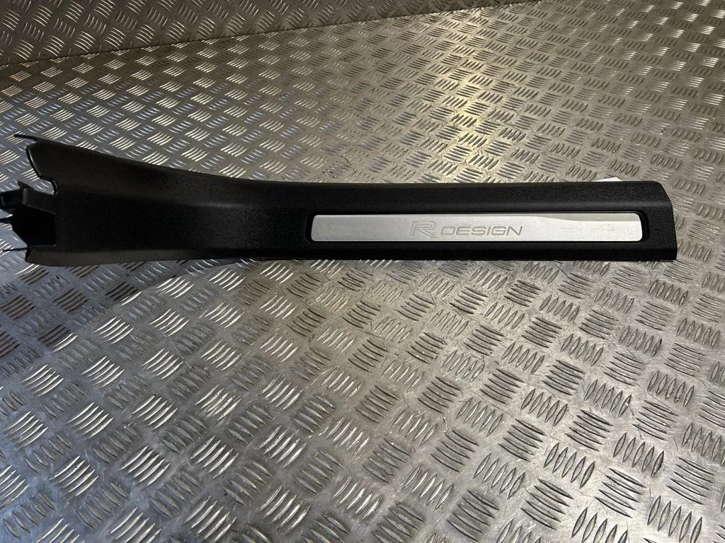 Priekšējā sliekšņa apdare (iekšējā) – Volvo XC60 (2017-)