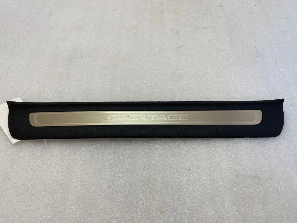 Front sill trim cover 85884F1500
