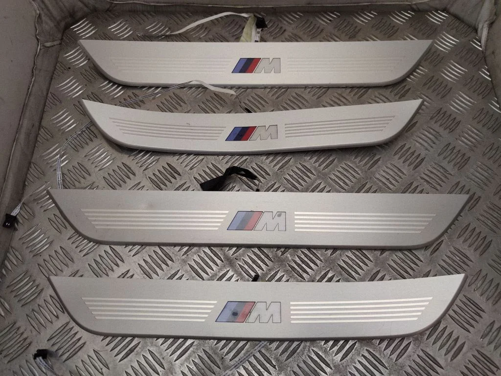 Priekšējā sliekšņa apdare (iekšējā) 8061028