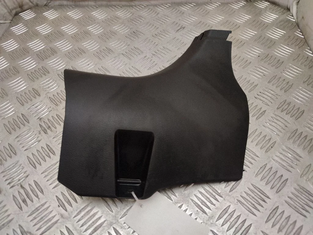 Front sill trim cover 6211178010