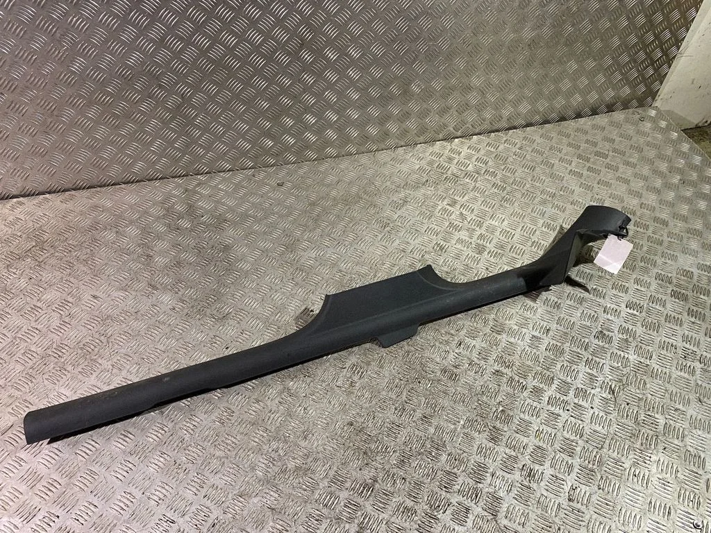 Priekšējā sliekšņa apdare (iekšējā) 82G853372