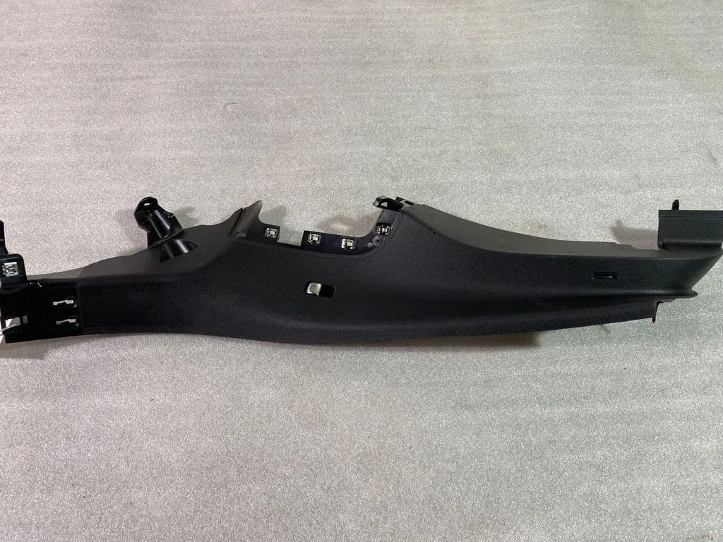 Sānu apdare pie aizmugurējā sēdekļa (apakšā) A2536903501