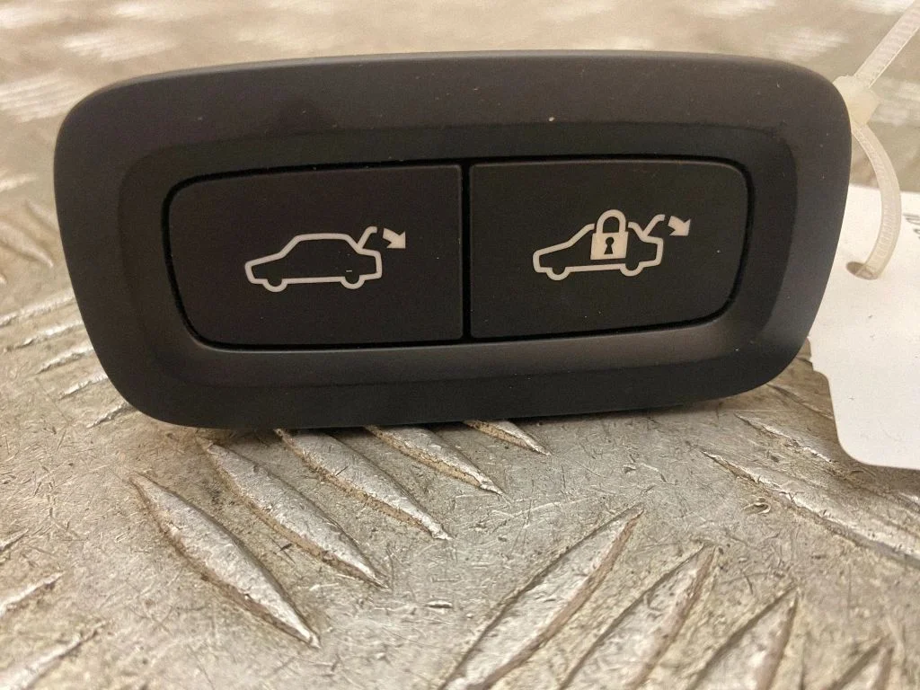 Tailgate/boot open switch button 31674801